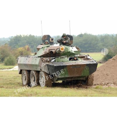 Evolution d'un blindé AMX 10 RC lors des démonstrations dynamiques de l'armée de Terre à Mourmelon.