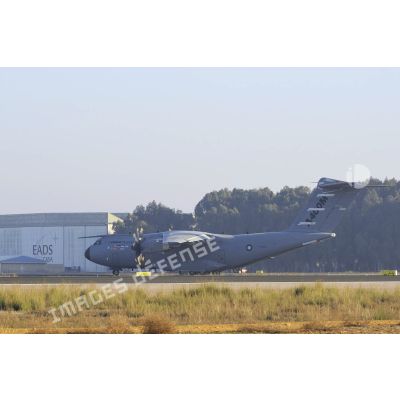 L'A400M au roulage sur le tarmac de l'aéroport de Séville lors de son premier vol.