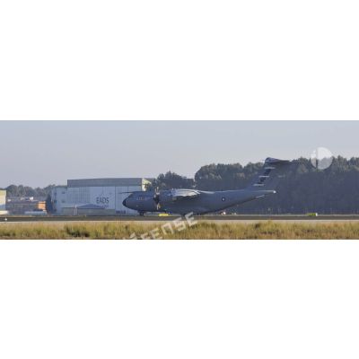 L'A400M au roulage sur le tarmac de l'aéroport de Séville lors de son premier vol.