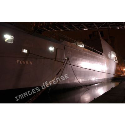 Profil trois-quart tribord arrière de la FDA (frégate de défense aérienne) Forbin à quai dans le port.