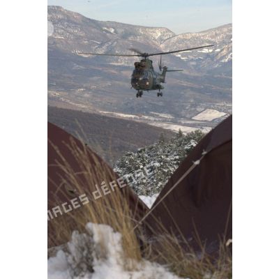 Au cours de l'exercice Etoile verte du GCM (groupement commando montagne) de la 27e BIM (brigade d'infanterie de montagne), un hélicoptère de transport tactique Puma SA -330 est à l'approche d'un campement d'insurgés.