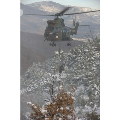 Au cours de l'exercice Etoile verte du GCM (groupement commando montagne) de la 27e BIM (brigade d'infanterie de montagne), un commando de montagne descend en rappel d'un hélicoptère de transport tactique Puma SA -330.