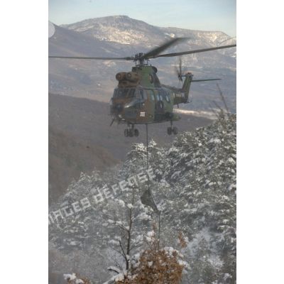 Au cours de l'exercice Etoile verte du GCM (groupement commando montagne) de la 27e BIM (brigade d'infanterie de montagne), un commando de montagne descend en rappel d'un hélicoptère de transport tactique Puma SA-330.