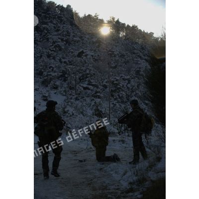 Au cours de l'exercice Etoile verte du GMC (groupement commando montagne) de la 27e BIM (brigade d'infanterie de montagne), des commandos effectuent la capture fictive d'un insurgé.