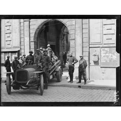Verdun (Meuse), Pompiers de Paris, la voiture quitte l'hôtel de ville. [légende d'origine]