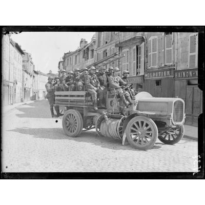 Verdun (Meuse), Pompiers de Paris, les pompiers se rendant sur les lieux d'un sinistre. [légende d'origine]