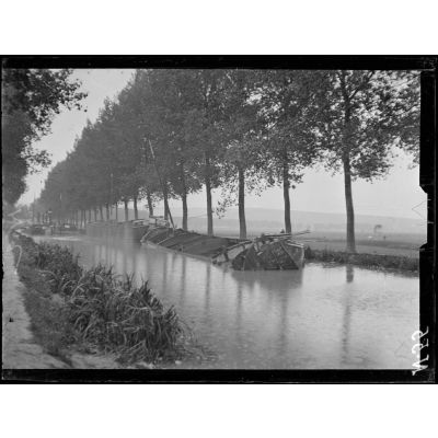 Environs de Verdun (Meuse), canal de la Meuse, péniches coulées. [légende d'origine]