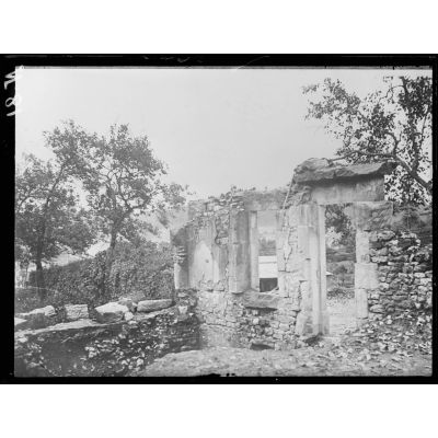 Rampont (Meuse), ruines dans le village. [légende d'origine]