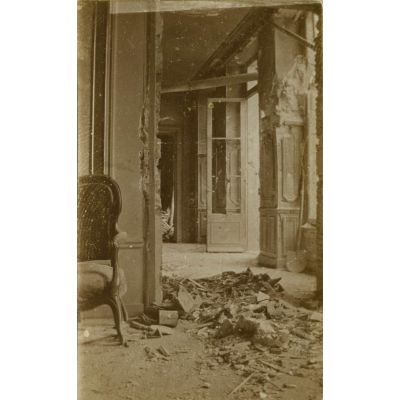Verneuil le 17 décembre 1916. Obus de 105 ayant traversé le château de part en part et éclaté dans le salon. Les décombres, vue prise de la pièce voisine. [légende d'origine]