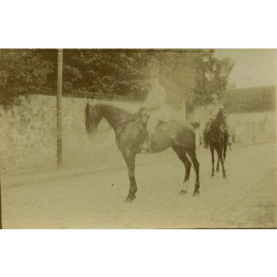 Colonel Desbareau à cheval sortant de son P.C. à Levignen. Nouveau colonel depuis le 26 mai 1917. [légende d'origine]