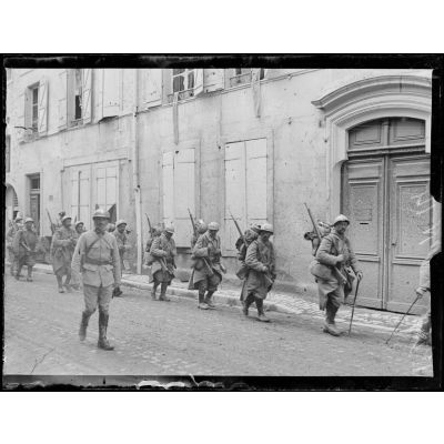 Verdun (Meuse), troupes de relève traversant la ville. [légende d'origine]