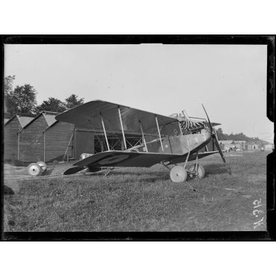 Aérodrome de Villacoublay. Avion allemand abattu près de Verdun et amené par la voie des airs à Villacoublay pour étude et examen. [légende d'origine]