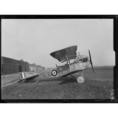Aérodrome de Villacoublay. Avion allemand abattu près de Verdun et amené par la voie des airs à Villacoublay pour étude et examen. Vue prise de profil. [légende d'origine]