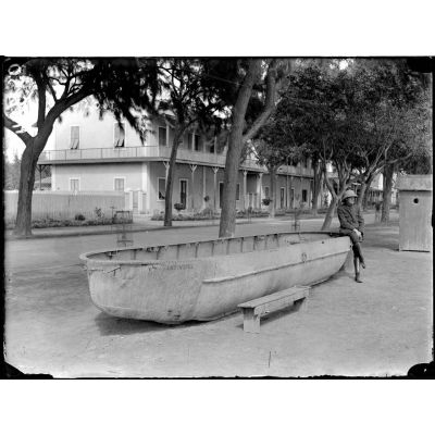 Suez. Bateau ponton pris aux Turcs près de Toussoum le 3 février 1915. [légende d'origine]