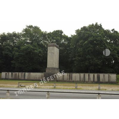 Monument érigé en l'honneur du général Lafayette dans le cimetière des Gonards à Versailles.