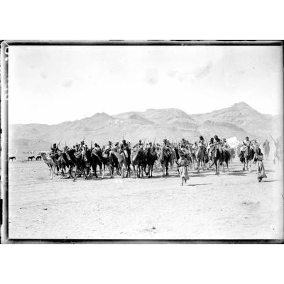 Gouéra (Arabie). Troupe montée à chameau revenant d'une opération de guerre à Kérak. [légende d'origine]