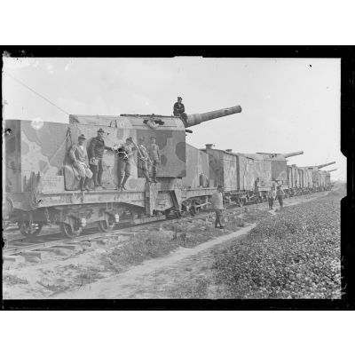 Route de Plessier, Rozainvilliers à Mezières (Somme), un train blindé de canons de 190 mm. [légende d'origine]