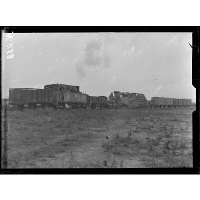 Près de Caix (Somme), un train d'ALGP (canons de 320). [légende d'origine]