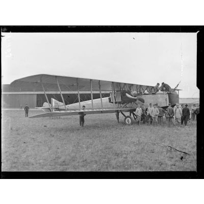 Champ d'aviation d'Esquenoy (Oise). Avion Morane Saulnier de 22m50 d'envergure. [légende d'origine]
