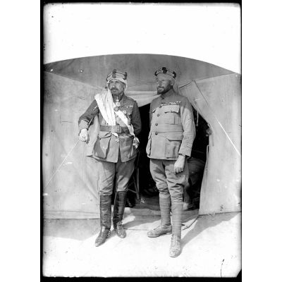 Gouéra (Arabie). Le capitaine Pisani, commandant le détachement français et le colonel Ibrahim Ben Tabit (Libanais). [légende d'origine]