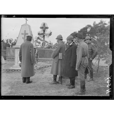 Région d'Aubérive (Marne), secteur russe. Visite de journalistes russes au cimetière russe près de la ferme de l'Espérance. [légende d'origine]