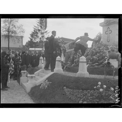 Châlons sur Marne, cimetière militaire. Cérémonie en l'honneur des soldats morts. Les couronnes sont déposées sur le monument. [légende d'origine]
