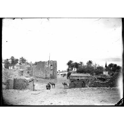 Akaba (Arabie). Le fort et le minaret. [légende d'origine]
