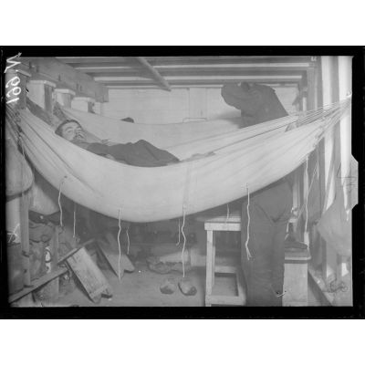 Près de Baconnes (Marne), déc. 1916, Batterie de marine, Intérieur d'un dortoir, Couchage dans des hamacs. [légende d'origine]