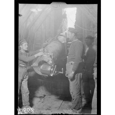Près de Baconnes (Marne), déc. 1916, Batterie de marine, Pièce de marine de 164,7 sous casemate. [légende d'origine]
