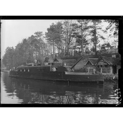 Près de Vaudemange (Marne), canonnière sur le canal de la Marne au Rhin. [légende d'origine]