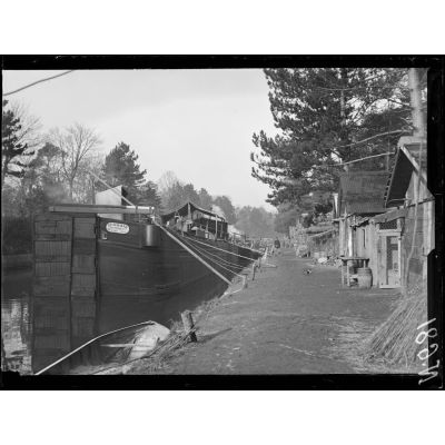 Près de Vaudemange (Marne), péniches amarrées sur le bord du canal de la Marne au Rhin. [légende d'origine]