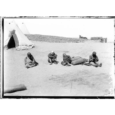 Akaba (Arabie). Les "pieds gelés" au cours de l'expédition sur Maan attendant leur entrée à l'hôpital. [légende d'origine]