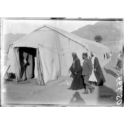 Akaba (Arabie). L'émir Faïcal visite le camp français ; à sa gauche, le capitaine Pisani. [légende d'origine]