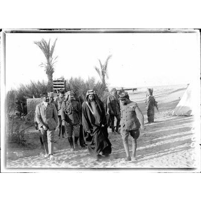 Akaba (Arabie). L'émir Faïcal visite le camp français, conduit par, le capitaine Pisani. [légende d'origine]