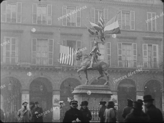 Statue de Jeanne d'Arc parée des drapeaux alliés le 11 novembre 1918 © ECPAD