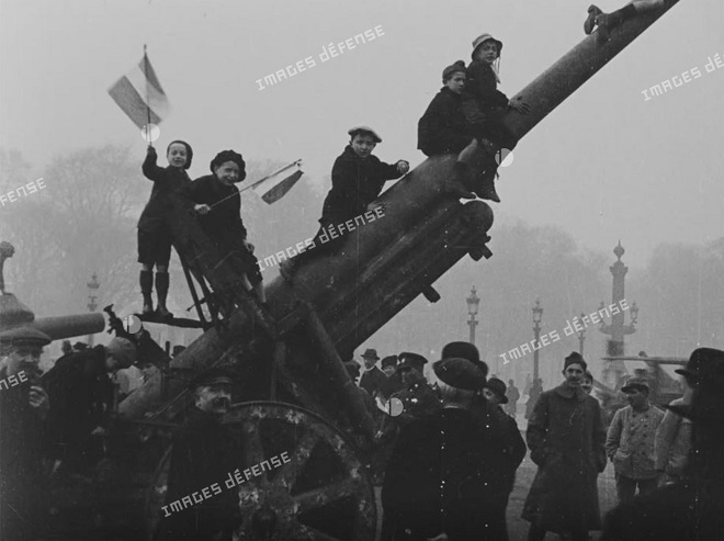 Enfants montés sur un canon pour célébrer l'armistice du 11 novembre 1918 © ECPAD