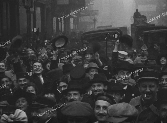 Foule célébrant l'armistice du 11 novembre 1918 © ECPAD