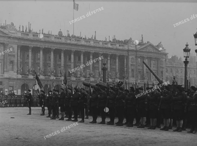 Soldats lors d'un défilé le 11 novembre 1918 à Paris © ECPAD