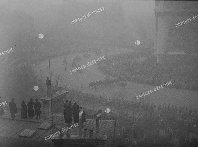 Parisiens assistant depuis le toit d'un immeuble à un défilé militaire, le 11 novembre 1918 © ECPAD