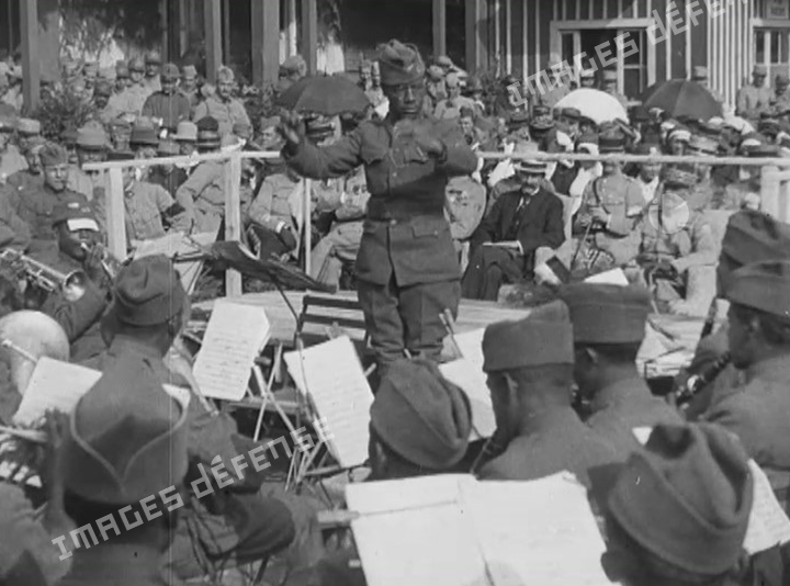 Le lieutenant James Reese Europe dirigeant l'orchestre du 369e régiment d'infanterie américain
