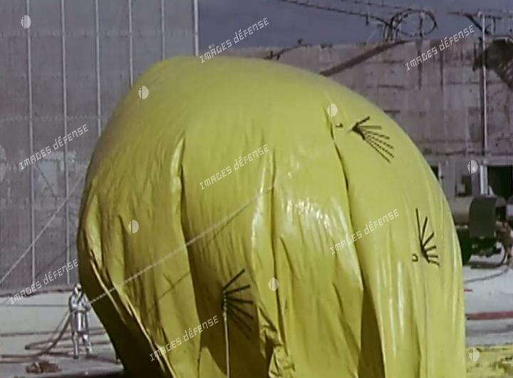 Gonflage du ballon captif pour l'essai nucléaire Bételgeuse