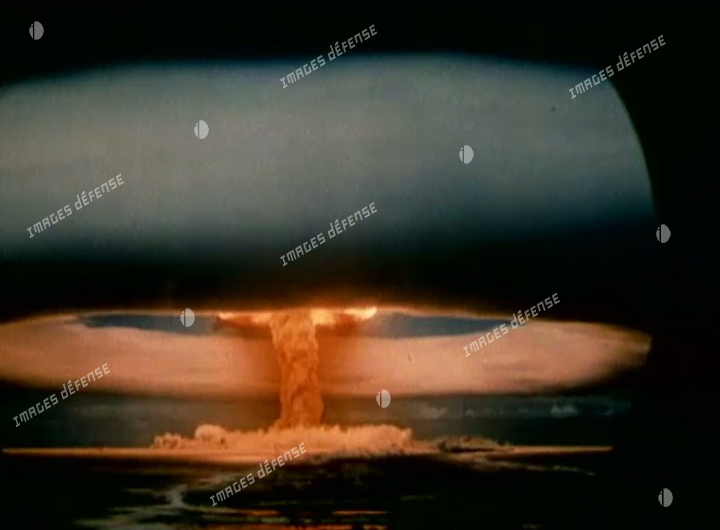 Explosion lors de l'essai nucléaire Bételgeuse