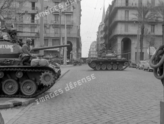 Soldats de l'armée française surveillant des rues en Algérie