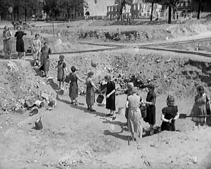Femmes participant aux travaux de reconstruction à Berlin  à l'été 1945