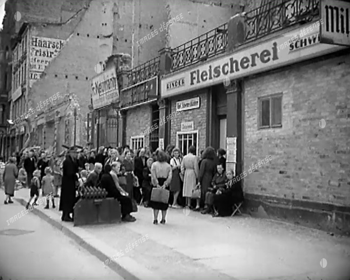 Berlinois faisant la queue devant un magasin à l'été 1945