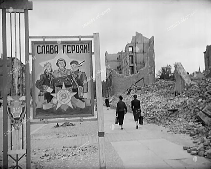 Affiche soviétique dans Berlin à l'été 1945