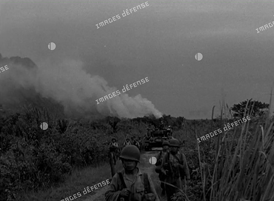 Soldats du corps expéditionnaire pendant la bataille d'Hoa Binh en Indochine