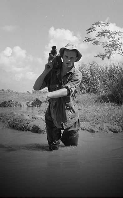 Pierre Schoendoerffer travsersant une rivière en Indochine