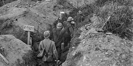Soldats dans une tranchée pendant la bataille du Chemin des Dames en 1917