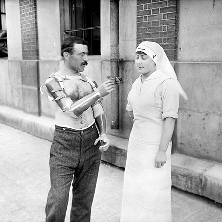 Infirmière avec un soldat amputé pendant la première Guerre mondiale